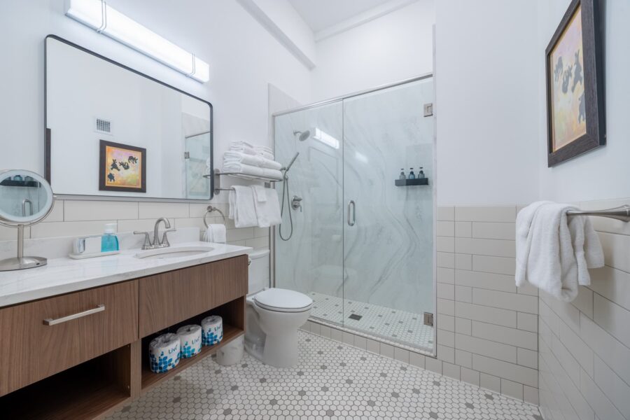 Duluth rental suite - Tile shower stall with glass
