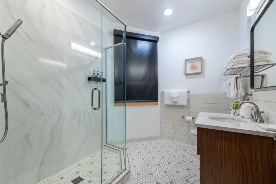 Duluth Rental Suite 201 - Full bathroom