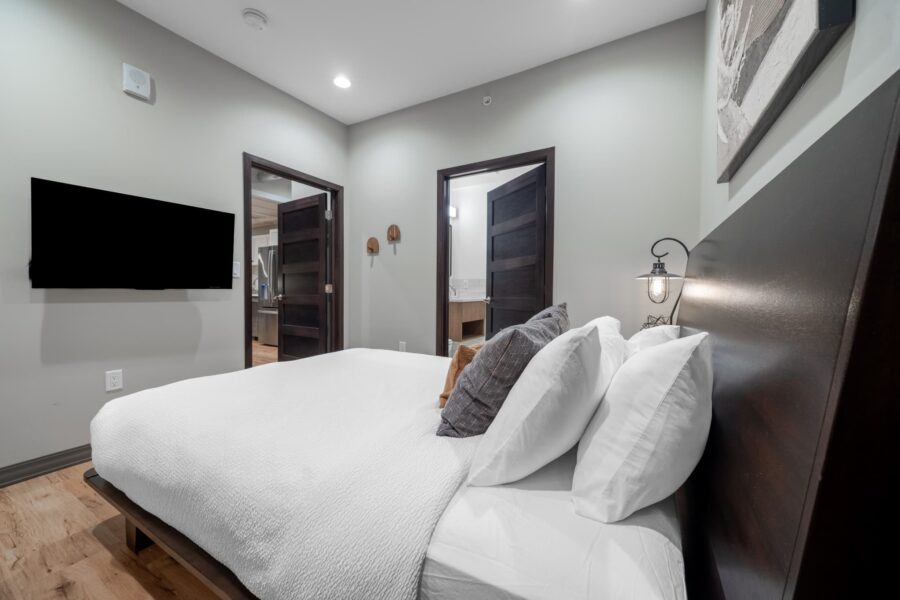 Duluth Rental Suite 303 - Plush Queen bed